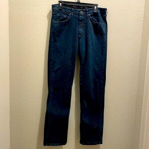 Wrangler men’s 32x32 blue jeans. Regular fit. Pre-owned, excellent condition.